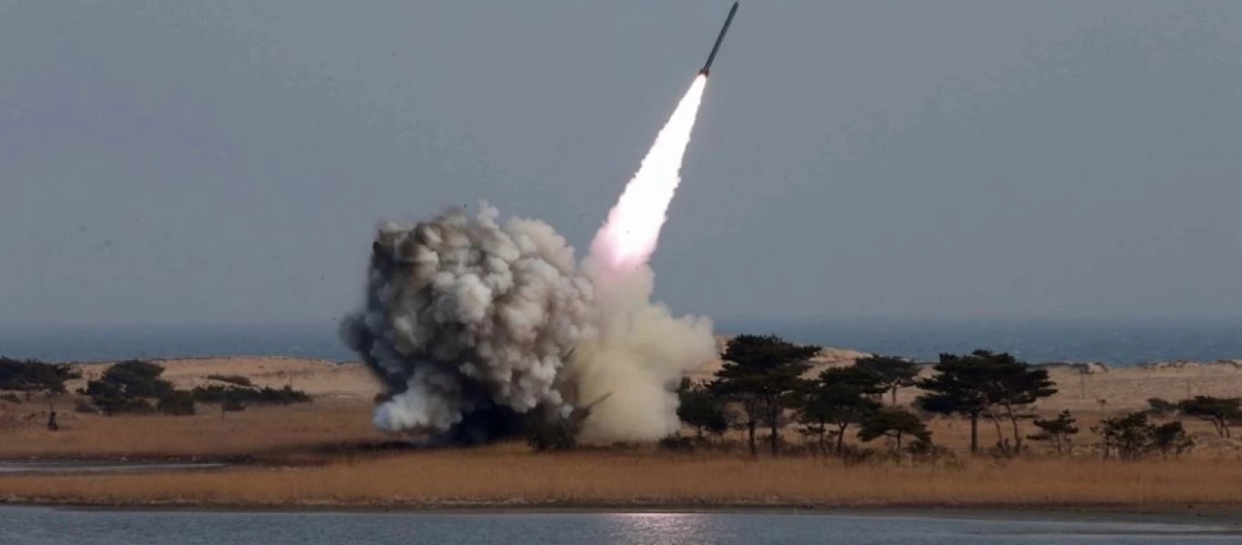 Η Βόρεια Κορέα εκτόξευσε «κατευθυνόμενο» «τακτικό» πύραυλο εφοδιασμένο με κινητήρα στερεού καυσίμου (φωτο)